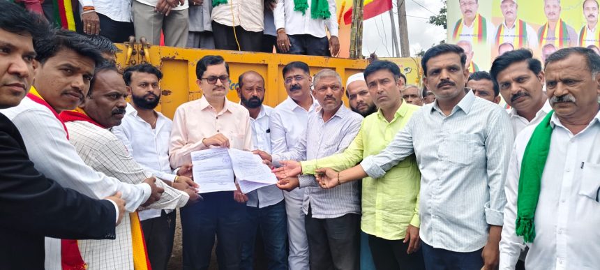 ರಾಜ್ಯದ ಹೆದ್ದಾರಿ ತಡೆದು ಪ್ರತಿಭಟನೆ ರಾಜ್ಯದ ಹೆದ್ದಾರಿ ತಡೆದು ಪ್ರತಿಭಟನೆ