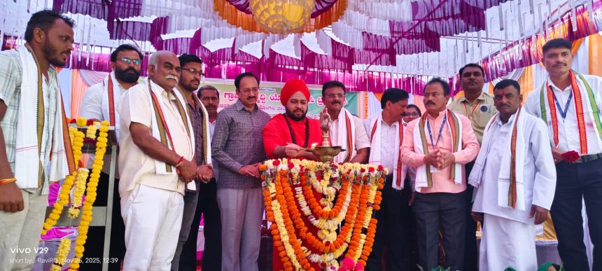 ಹಕಾರಿ ಕೆರೆ ಮತ್ತು ಸಾಮೂಹಿಕ ವರಮಹಾಲಕ್ಷ್ಮಿ ಪೂಜೆ