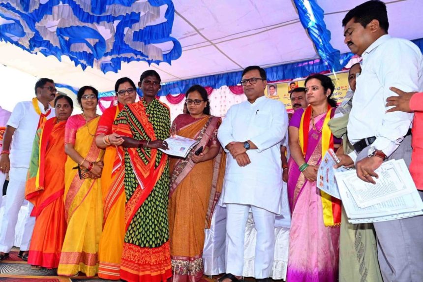 ನಿವೇಶನ ಹಕ್ಕುಪತ್ರ ವಿತರಿಸಿದ ಶಾಸಕ ಶ್ರೀನಿವಾಸ ಮಾನೆ