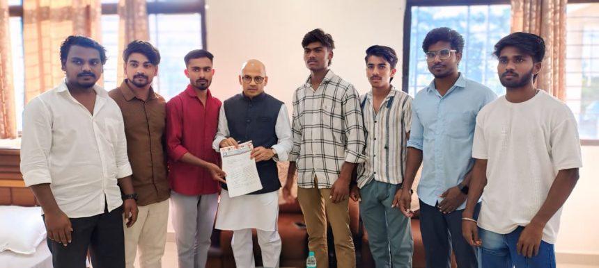 ವೈದ್ಯಾಧಿಕಾರಿ ಡಾ. ನಾಗರಾಜ್ ಮನ್ನೆ ದುರ್ವರ್ತನೆ ವಿರುದ್ಧ ಕ್ರಮ ಕೈಗೊಳ್ಳಲು ಮನವಿ ವೈದ್ಯಾಧಿಕಾರಿ ಡಾ. ನಾಗರಾಜ್ ಮನ್ನೆ ದುರ್ವರ್ತನೆ ವಿರುದ್ಧ ಕ್ರಮ ಕೈಗೊಳ್ಳಲು ಮನವಿ