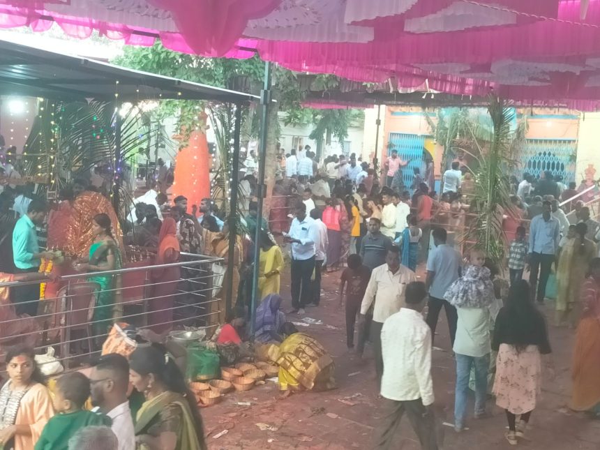 ಸಡಗರ ಸಂಭ್ರಮದಿಂದ ಜರುಗಿದ ಎಲ್ಲಮ್ಮ ದೇವಿ ಜಾತ್ರೆ ಸಡಗರ ಸಂಭ್ರಮದಿಂದ ಜರುಗಿದ ಎಲ್ಲಮ್ಮ ದೇವಿ ಜಾತ್ರೆ