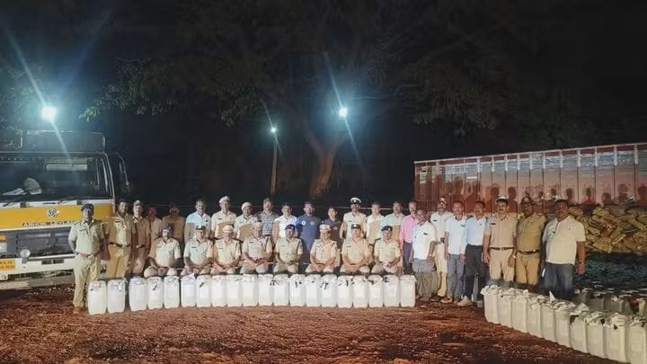 ಧಾರವಾಡ ಪೊಲೀಸ್ ಇಲಾಖೆಯಿಂದ ಲಕ್ಷಾಂತರ ಸ್ಪಿರಿಟ್ ವಶ