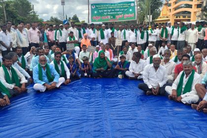 ಕಬ್ಬಿನ ಬಿಲ್ ಹೆಚ್ಚಳಕ್ಕೆ ಒತ್ತಾಯಿಸಿ ಬೃಹತ ಪ್ರತಿಭಟನೆ