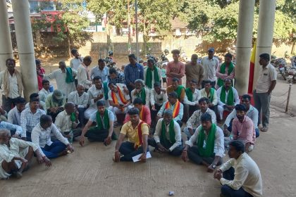 ಕಬ್ಬಿನ ಬೆಲೆ ರೂ 3500 ನಿಗದಿ ಮಾಡುವಂತೆ ಒತ್ತಾಯಿಸಿ ಪ್ರತಿಭಟನೆ