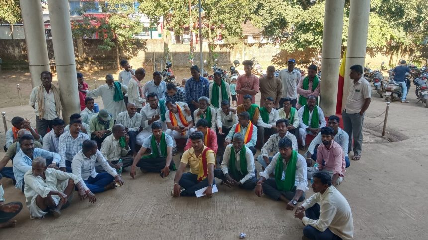 ಕಬ್ಬಿನ ಬೆಲೆ ರೂ 3500 ನಿಗದಿ ಮಾಡುವಂತೆ ಒತ್ತಾಯಿಸಿ ಪ್ರತಿಭಟನೆ