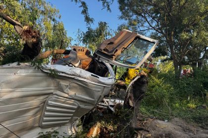 ಸಾವು ಬದುಕಿನ ನಡುವೆ ಹೋರಾಡುತ್ತಿದ್ದ ಚಾಲಕನ ರಕ್ಷಣೆ