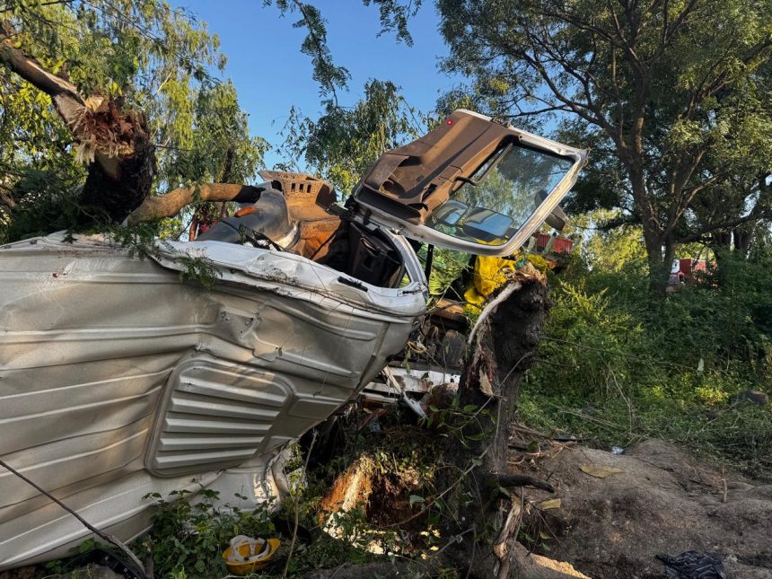 ಸಾವು ಬದುಕಿನ ನಡುವೆ ಹೋರಾಡುತ್ತಿದ್ದ ಚಾಲಕನ ರಕ್ಷಣೆ ಸಾವು ಬದುಕಿನ ನಡುವೆ ಹೋರಾಡುತ್ತಿದ್ದ ಚಾಲಕನ ರಕ್ಷಣೆ