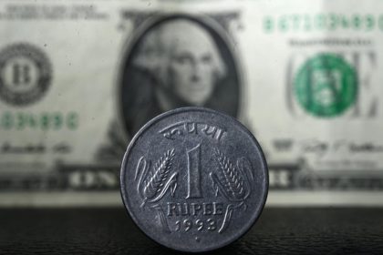 ಜೀವಮಾನದ ಕನಿಷ್ಠ ಮಟ್ಟಕ್ಕೆ ಕುಸಿದ ಡಾಲರ್ ಎದುರು ರೂಪಾಯಿ ಮೌಲ್ಯ