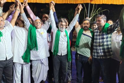 ಹುಕ್ಕೇರಿ ಪಟ್ಟಣದ ಬಸವೇಶ್ವರ ಸರ್ಕಲದಲ್ಲಿ ರೈತರ ಪ್ರತಿಭಟನೆ