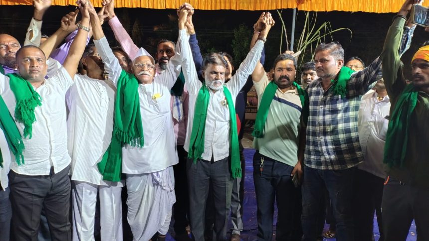 ಹುಕ್ಕೇರಿ ಪಟ್ಟಣದ ಬಸವೇಶ್ವರ ಸರ್ಕಲದಲ್ಲಿ ರೈತರ ಪ್ರತಿಭಟನೆ