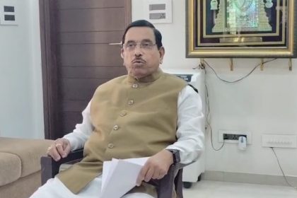 ಕಾಂಗ್ರೆಸ್ ಮುಳುಗುತ್ತಿರುವ ಹಡಗು  ಕೇಂದ್ರ ಸಚಿವ ಜೋಶಿ ಲೇವಡಿ