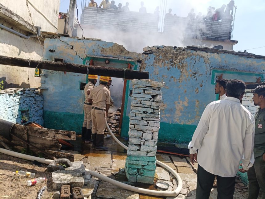 ಗ್ಯಾಸ್ ಸಿಲಿಂಡರ್ ಆಕಸ್ಮಿಕ ಬೆಂಕಿ: ದವಸ ಧಾನ್ಯಗಳು ಸೇರಿ ಇನ್ನಿತರ ವಸ್ತುಗಳು ಬೆಂಕಿಗೆ ಆಹು.