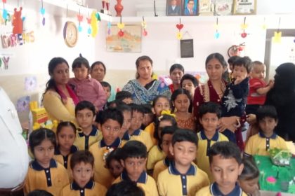 ಸ್ವಾಮಿ ವಿವೇಕಾನಂದರ ಶಾಲೆಯಲ್ಲಿ ಮಕ್ಕಳ ದಿನಾಚರಣೆ ಅಂಗವಾಗಿ ವಸ್ತುಪ್ರದರ್ಶನ ವಿಕ್ಷೀಸಿದ ಡಾ. ಬಿ. ಎಂ ಬಳ್ಳಾರಿ