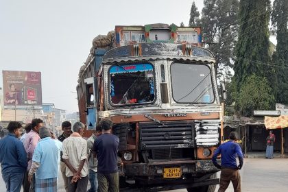 ಡಿಜಿಟಲ್ ಜಾಹೀರಾತು ಫಲಕಕ್ಕೆ ಲಾರಿ ಢಿಕ್ಕಿ : ತಪ್ಪಿದ ಅನಾಹುತ