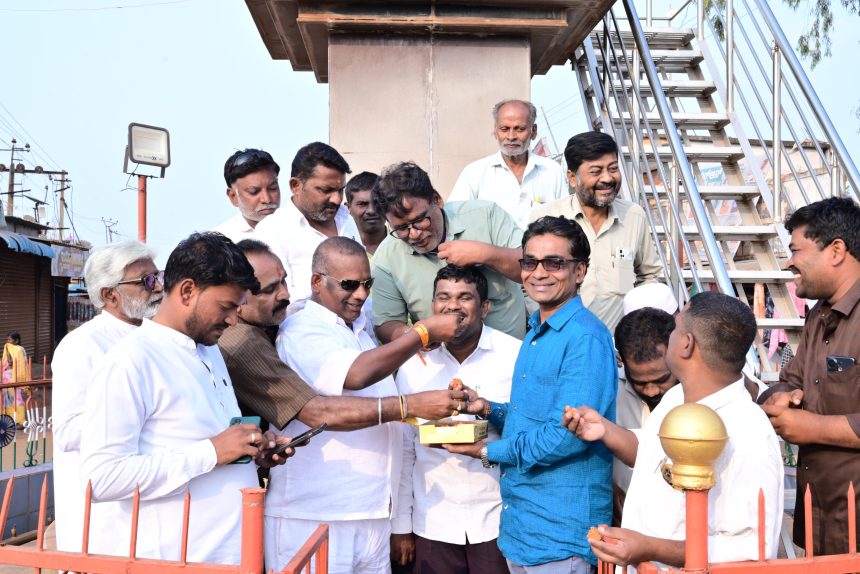 ಪಟ್ಟಣ ಪಂಚಾಯಿತಿಯಾಗಿ ಮೇಲ್ದರ್ಜೆಗೆ:ಗ್ರಾಪಂ ಅಧ್ಯಕ್ಷ,ಸದಸ್ಯರಿಂದ ಸಂಭ್ರಮ ಆಚರಣೆ