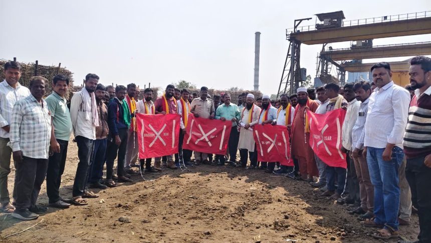 ಕಬ್ಬು ಸಾಗಿಸುವ ವಾಹನಗಳಿಗೆ ರೇಡಿಯಂ ಅಳವಡಿಸಲು ರಕ್ಷಣಾ ವೇದಿಕೆ ಆಗ್ರಹ