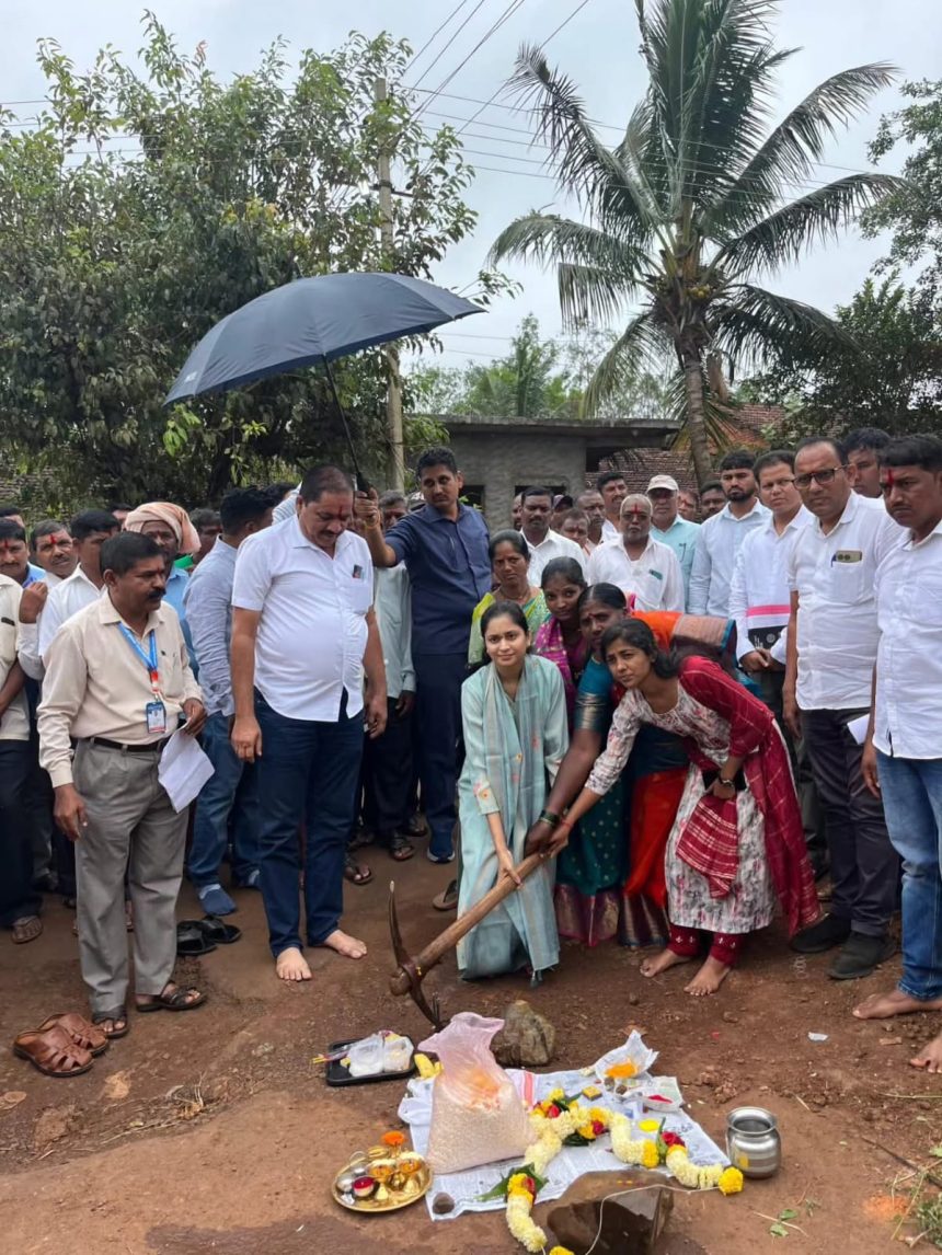 ಯಮಕನಮರಡಿ: ಕಾಮಗಾರಿಗಳಿಗೆ ಸಂಸದರಿಂದ ಚಾಲನೆ ಯಮಕನಮರಡಿ: ಕಾಮಗಾರಿಗಳಿಗೆ ಸಂಸದರಿಂದ ಚಾಲನೆ