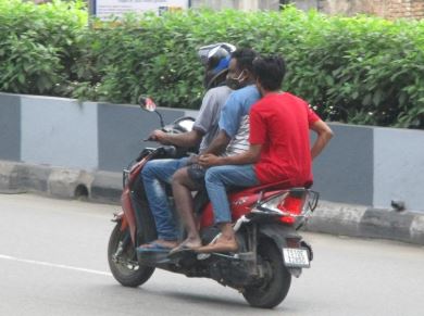 ಚಿಣ್ಣರ ಕೈಯಲ್ಲಿ ಬೈಕ್‌: ಚೇಳೂರಿನ ರಸ್ತೆಗಳಲ್ಲಿ ಜೀವ ಭಯದ ಸವಾರಿ