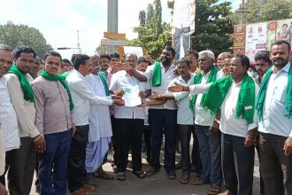 ಪ್ರತಿ ಟನ್‌ ಕಬ್ಬಿಗೆ ₹3,500 ದರ ನಿಗದಿಪಡಿಸಲು ರೈತರ ಒತ್ತಾಯ