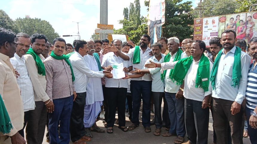 ಪ್ರತಿ ಟನ್ ಕಬ್ಬಿಗೆ ₹3,500 ದರ ನಿಗದಿಪಡಿಸಲು ರೈತರ ಒತ್ತಾಯ ಪ್ರತಿ ಟನ್ ಕಬ್ಬಿಗೆ ₹3,500 ದರ ನಿಗದಿಪಡಿಸಲು ರೈತರ ಒತ್ತಾಯ