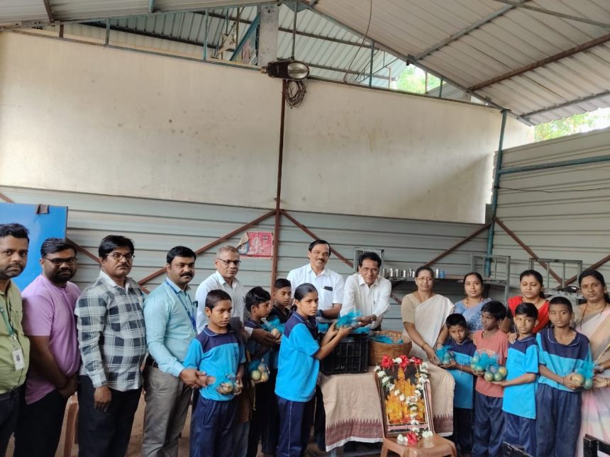 ಡಾ. ವೀರೇಂದ್ರ ಹೆಗ್ಗಡೆ ಅವರ ಜನ್ಮದಿನ ನಿಮಿತ್ತ ಪ್ರಾಥಮಿಕ ಹಾಗೂ ಪ್ರೌಢಶಾಲೆಯ ಮಕ್ಕಳಿಗೆ ಹಣ್ಣು- ಹಂಪಲ ವಿತರಣೆ