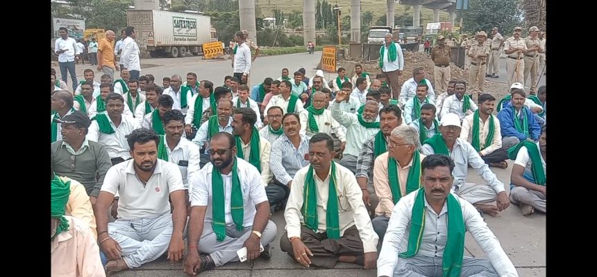 ಬೆಳಗಾವಿ ಜಿಲ್ಲೆಯಲ್ಲಿ ಮುಂದುವರೆದ ಅನ್ನದಾತರ ಆಕ್ರೋಶ ಬೆಳಗಾವಿ ಜಿಲ್ಲೆಯಲ್ಲಿ ಮುಂದುವರೆದ ಅನ್ನದಾತರ ಆಕ್ರೋಶ