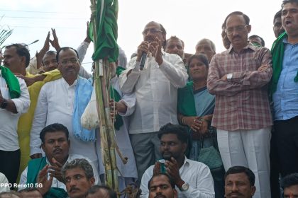 ಕಬ್ಬಿಗೆ ₹3500 ದರ ನಿಗದಿ ಮಾಡಬೇಕೆಂದು ರೈತರ ಆಹೋರಾತ್ರಿ ಧರಣಿ ಸತ್ಯಾಗ್ರಹ