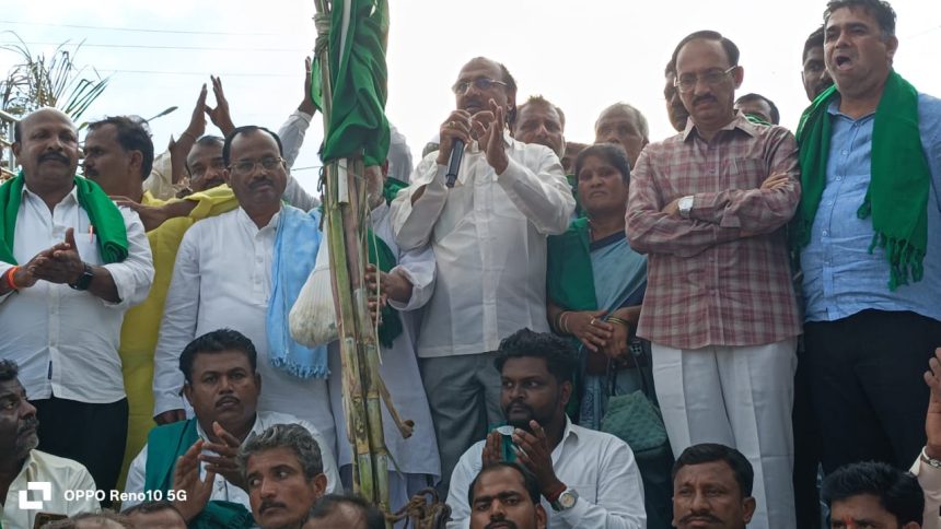 ಕಬ್ಬಿಗೆ ₹3500 ದರ ನಿಗದಿ ಮಾಡಬೇಕೆಂದು ರೈತರ ಆಹೋರಾತ್ರಿ ಧರಣಿ ಸತ್ಯಾಗ್ರಹ ಕಬ್ಬಿಗೆ ₹3500 ದರ ನಿಗದಿ ಮಾಡಬೇಕೆಂದು ರೈತರ ಆಹೋರಾತ್ರಿ ಧರಣಿ ಸತ್ಯಾಗ್ರಹ