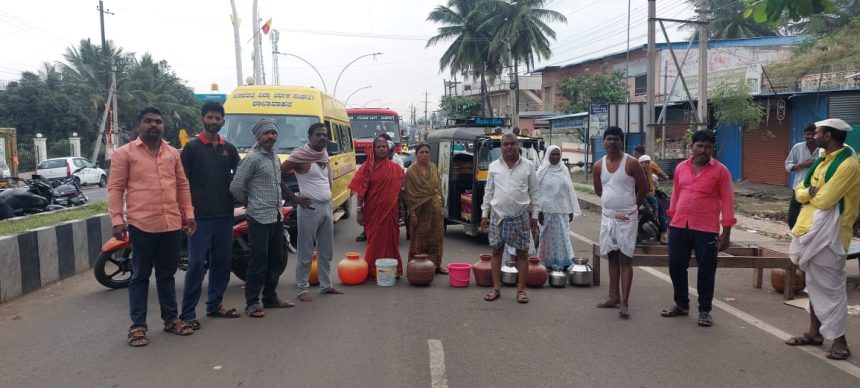 “ನೀರು ಸಿಗುವವರೆಗೆ ಹಿಂತಿರುಗುವುದಿಲ್ಲ; ಪಟ್ಟು ಹಿಡಿದ ಜನತೆ “ನೀರು ಸಿಗುವವರೆಗೆ ಹಿಂತಿರುಗುವುದಿಲ್ಲ; ಪಟ್ಟು ಹಿಡಿದ ಜನತೆ