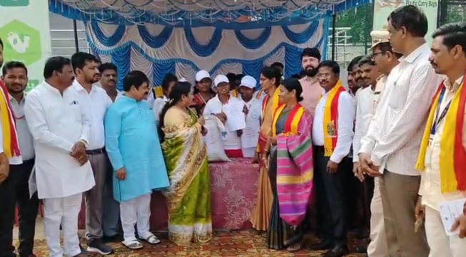 ತ್ಯಾಜ ಕಸದಿಂದ ತಯಾರಿಕೆಯಾದ ಗೊಬ್ಬರ ಮಾರಾಟಕ್ಕೆ ಚಾಲನೆ ತ್ಯಾಜ ಕಸದಿಂದ ತಯಾರಿಕೆಯಾದ ಗೊಬ್ಬರ ಮಾರಾಟಕ್ಕೆ ಚಾಲನೆ