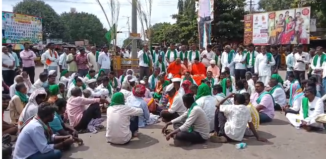 ಯರಗಟ್ಟಿಯಲ್ಲಿ ಕಬ್ಬಿನ ಬೆಲೆ ಏರಿಕೆಗೆ ಆಗ್ರಹಿಸಿ ಪ್ರತಿಭಟನೆ