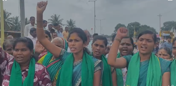 ಅಥಣಿ ಬಂದ್ ಹಿನ್ನೆಲೆಯಲ್ಲಿ ರಾಜ್ಯದ ಹೆದ್ದಾರಿ ತಡೆದು ಪ್ರತಿಭಟನೆ