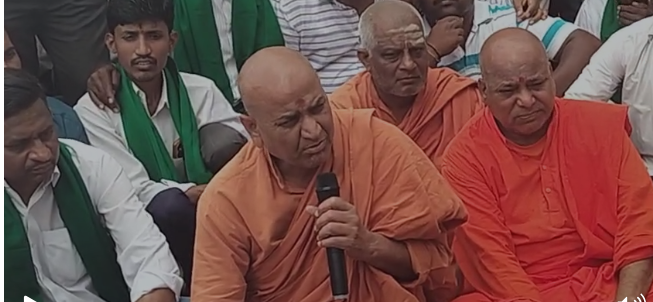 ಪ್ರತಿ ಟನ್ ಕಬ್ಬಿಗೆ ₹3,500 ಬೆಲೆ ನಿಗದಿಗೆ ಒತ್ತಾಯಿಸಿ ರೈತರ ಬೃಹತ್ ಪ್ರತಿಭಟನೆ