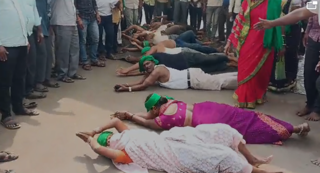 ಅಥಣಿಯಲ್ಲಿ ಉರುಳು ಸೇವೆ ಮೂಲಕ ಸರ್ಕಾರಕ್ಕೆ ಬಿಸಿ ಮುಟ್ಟಿಸಿದ ರೈತರು ಅಥಣಿಯಲ್ಲಿ ಉರುಳು ಸೇವೆ ಮೂಲಕ ಸರ್ಕಾರಕ್ಕೆ ಬಿಸಿ ಮುಟ್ಟಿಸಿದ ರೈತರು