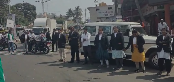 ರೈತರ ಪ್ರತಿಭಟನೆಗೆ ಬೆಂಬಲ ನೀಡಿದ ವಕೀಲರು