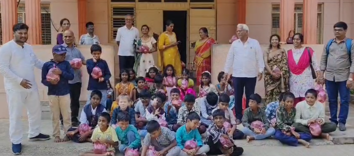 ಅಂಧ ಬಾಲಕರಿಗೆ ಹಣ್ಣು ಹಂಪಲು ವಿತರಣೆ