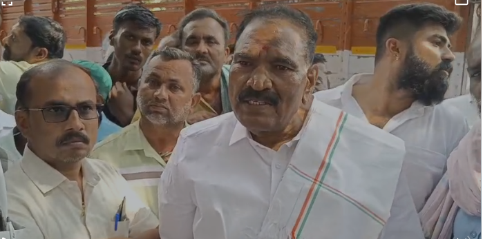 ಕೆ.ಎಸ್.ಆರ್.ಟಿ.ಸಿ ಬಸ್ ಮರಕ್ಕೆ ಡಿಕ್ಕಿ: ಹಲವರಿಗೆ ಗಾಯ ಕೆ.ಎಸ್.ಆರ್.ಟಿ.ಸಿ ಬಸ್ ಮರಕ್ಕೆ ಡಿಕ್ಕಿ: ಹಲವರಿಗೆ ಗಾಯ