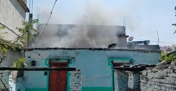 ದವಸ ಧಾನ್ಯಗಳು ಸೇರಿ ಇನ್ನಿತರ ವಸ್ತುಗಳು ಬೆಂಕಿಗೆ ಆಹುತಿ ದವಸ ಧಾನ್ಯಗಳು ಸೇರಿ ಇನ್ನಿತರ ವಸ್ತುಗಳು ಬೆಂಕಿಗೆ ಆಹುತಿ