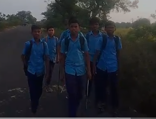 ಸುಮಾರು ಐದು ಕಿಲೋಮೀಟರ್ ವಿದ್ಯಾರ್ಥಿಗಳ ಕಾಲ್ನಡೆ