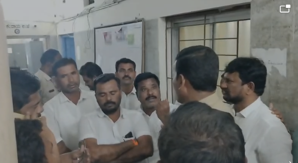 ತಹಶೀಲ್ದಾರರ ವಿರುದ್ದ ವಕೀಲರಿಂದ ದಿಢೀರ್ ಪ್ರತಿಭಟನೆ ತಹಶೀಲ್ದಾರರ ವಿರುದ್ದ ವಕೀಲರಿಂದ ದಿಢೀರ್ ಪ್ರತಿಭಟನೆ