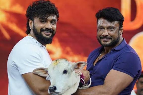 ನಟ ದರ್ಶನ್ ಆಪ್ತ ಧನ್ವೀರ್ ಗೌಡ ಸಿಸಿಬಿ ಪೊಲೀಸರು ವಶಕ್ಕೆ ನಟ ದರ್ಶನ್ ಆಪ್ತ ಧನ್ವೀರ್ ಗೌಡ ಸಿಸಿಬಿ ಪೊಲೀಸರು ವಶಕ್ಕೆ