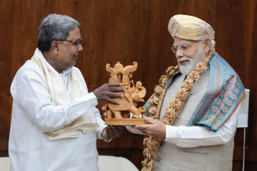 ಸೋಮವಾರ ಪ್ರಧಾನಿ ಮೋದಿ ಭೇಟಿಯಾಗಿರುವ ಸಿದ್ದರಾಮಯ್ಯ ಸೋಮವಾರ ಪ್ರಧಾನಿ ಮೋದಿ ಭೇಟಿಯಾಗಿರುವ ಸಿದ್ದರಾಮಯ್ಯ