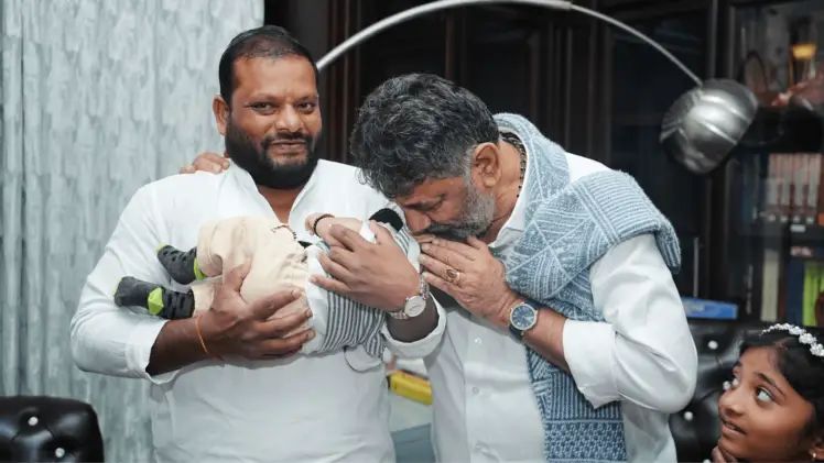 ಕುಡಚಿ ಶಾಸಕ ಮಗನ ಹೆಸರು ಶಿವಕುಮಾರ್ : ಡಿ. ಕೆ ಶಿವಕುಮಾರ್ ಕೈಯಿಂದಲೇ ನಾಮಕರಣ ಕುಡಚಿ ಶಾಸಕ ಮಗನ ಹೆಸರು ಶಿವಕುಮಾರ್ : ಡಿ. ಕೆ ಶಿವಕುಮಾರ್ ಕೈಯಿಂದಲೇ ನಾಮಕರಣ