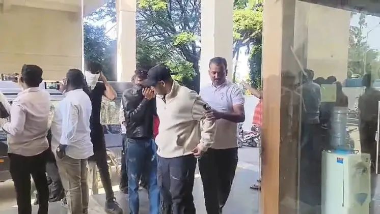 ರೇವ್ ಪಾರ್ಟಿ ಮೇಲೆ ಪೊಲೀಸರ ದಾಳಿ : 35 ಯುವತಿಯರ ರಕ್ಷಣೆ ರೇವ್ ಪಾರ್ಟಿ ಮೇಲೆ ಪೊಲೀಸರ ದಾಳಿ : 35 ಯುವತಿಯರ ರಕ್ಷಣೆ