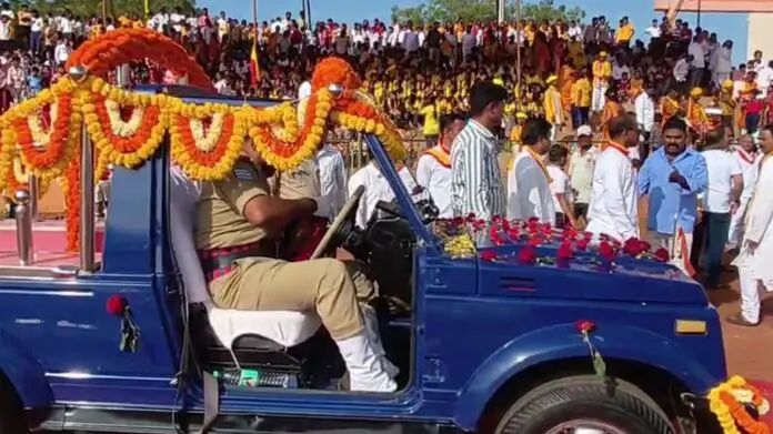 ಸಚಿವ ಆರ್ ಬಿ ತಿಮ್ಮಾಪುರ ಕನ್ನಡ ರಾಜ್ಯೋತ್ಸವ ಪರೇಡ್ ವೇಳೆ ಕೆಟ್ಟು ನಿಂತ ವಾಹನ ಸಚಿವ ಆರ್ ಬಿ ತಿಮ್ಮಾಪುರ ಕನ್ನಡ ರಾಜ್ಯೋತ್ಸವ ಪರೇಡ್ ವೇಳೆ ಕೆಟ್ಟು ನಿಂತ ವಾಹನ