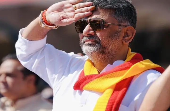 ಎಲ್ಲ ಖಾಸಗಿ, ಸರ್ಕಾರಿ ಕಟ್ಟಡಗಳಲ್ಲಿ ತಿಂಗಳಿಡೀ ಕನ್ನಡ ಬಾವುಟ ಕಡ್ಡಾಯ : ಡಿ. ಕೆ ಶಿವಕುಮಾರ್ ಎಲ್ಲ ಖಾಸಗಿ, ಸರ್ಕಾರಿ ಕಟ್ಟಡಗಳಲ್ಲಿ ತಿಂಗಳಿಡೀ ಕನ್ನಡ ಬಾವುಟ ಕಡ್ಡಾಯ : ಡಿ. ಕೆ ಶಿವಕುಮಾರ್