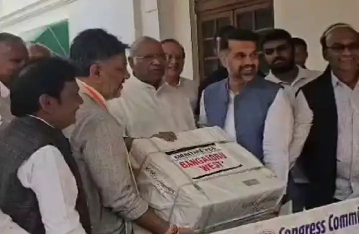 ಮತ ಕಳ್ಳತನ ವಿರುದ್ಧದ ಸಹಿ ಸಂಗ್ರಹ : 1,12,41,000 ಸಹಿಗಳ ದಾಖಲೆ ಎಐಸಿಸಿಗೆ ಸಲ್ಲಿಕೆ ಮತ ಕಳ್ಳತನ ವಿರುದ್ಧದ ಸಹಿ ಸಂಗ್ರಹ : 1,12,41,000 ಸಹಿಗಳ ದಾಖಲೆ ಎಐಸಿಸಿಗೆ ಸಲ್ಲಿಕೆ