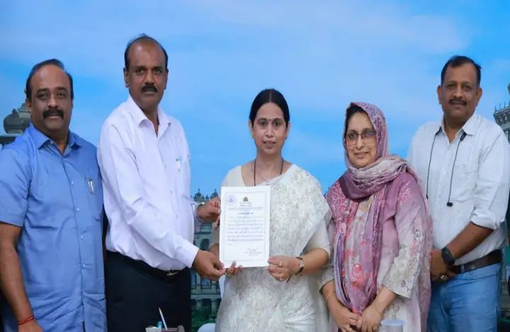 ಗೃಹಲಕ್ಷ್ಮಿ ಸಹಕಾರ ಸಂಘ ನೋಂದಣಿ ಪ್ರಮಾಣ ಪತ್ರ ಸಚಿವೆ ಹೆಬ್ಬಾಳಕರ್ ಗೆ ಹಸ್ತಾಂತರ ಗೃಹಲಕ್ಷ್ಮಿ ಸಹಕಾರ ಸಂಘ ನೋಂದಣಿ ಪ್ರಮಾಣ ಪತ್ರ ಸಚಿವೆ ಹೆಬ್ಬಾಳಕರ್ ಗೆ ಹಸ್ತಾಂತರ