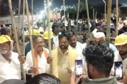 ಟ್ರಾಲಿಗಳಿಗೆ ಬೆಂಕಿ : ರೈತರ ವಿರುದ್ಧ ಬಡಿಗೆ ಹಿಡಿದು ನಿಂತ ಜಮಖಂಡಿ ಕಬ್ಬು ಬೆಳೆಗಾರರು