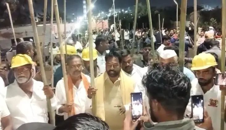 ಟ್ರಾಲಿಗಳಿಗೆ ಬೆಂಕಿ : ರೈತರ ವಿರುದ್ಧ ಬಡಿಗೆ ಹಿಡಿದು ನಿಂತ ಜಮಖಂಡಿ ಕಬ್ಬು ಬೆಳೆಗಾರರು